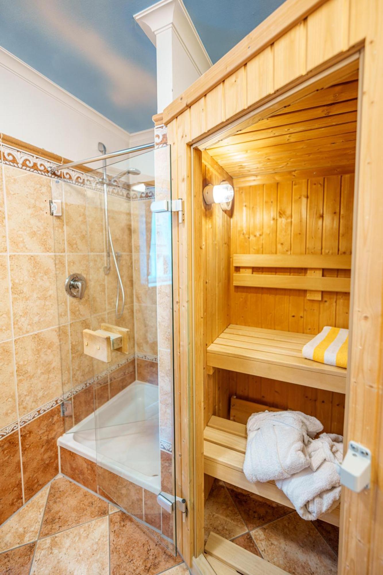 Hotel Koenig Ludwig Design Hotel Neu Zimmer Mit Sauna Oder Whirlpool Oder Mehr 4*