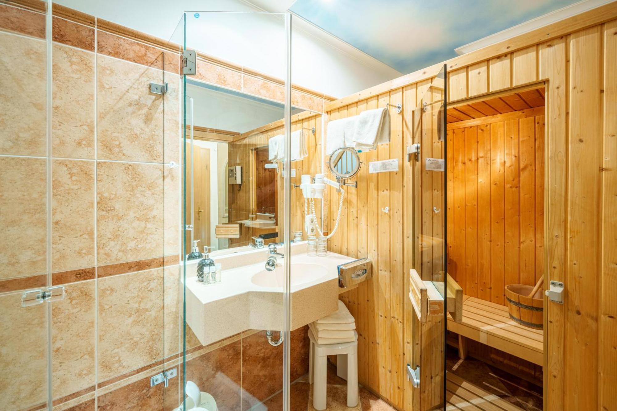Koenig Ludwig Design Hotel Neu Zimmer Mit Sauna Oder Whirlpool Oder Mehr Hotel Altotting